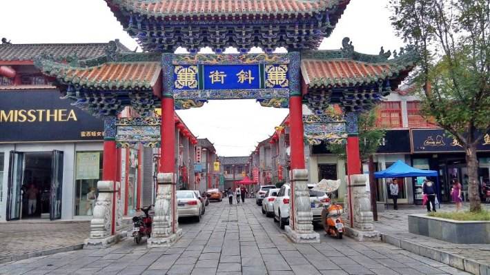 国家著名5A级旅游景区河南南阳社旗古镇景区(3A)引进万旺智慧旅游综合管理平台,对景区原管理系统进行全面升级改造。 智慧旅游综合管理平台整合了智慧旅游管理、智慧旅游营销、智慧旅游服务、智慧旅游保护等核心模块,并可无缝扩展对接新的业务功能。依托于云数据中心,通过对电商平台报表、售检票数据、客流数据分析、智能化监控等大数据的汇总,消除景区各应用系统间相互独立导致的信息孤岛,实现智慧景区的统一管理、统一部署。 基于该平台,游客在线购票、微信购票、或是在各类直销或分销平台购买山峡会馆景区门票成功即可收到手机二维码